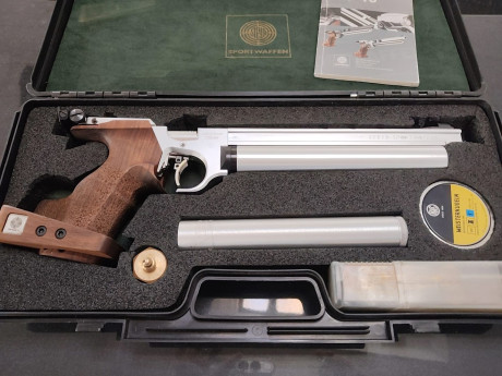 Pistola Steyr LP10 con 3 depósitos, uno de ellos con manómentro, los otros 2 no llevan; se comprueba con 02