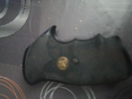 Vendo 2 cachas unas de madera llama origuinal y otras de goma paymai precio 60€+ envio 01