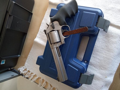 De un amigo del club de avanzada edad, pongo el anuncio: revolver S&W modelo 686 /6  en venta , está 01