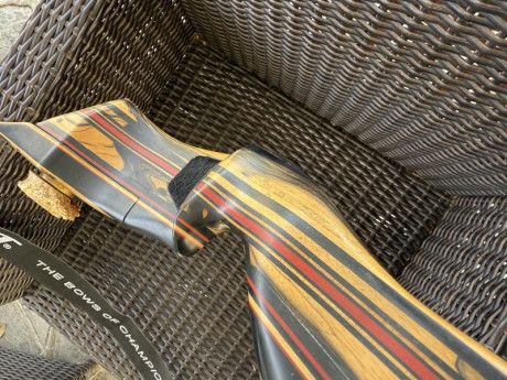 Vendo arco ZURDO “BLAC WIDOW” PSA x 42” a 28. Madera ébano color blanco y negro, con otro juego de tornillo 00