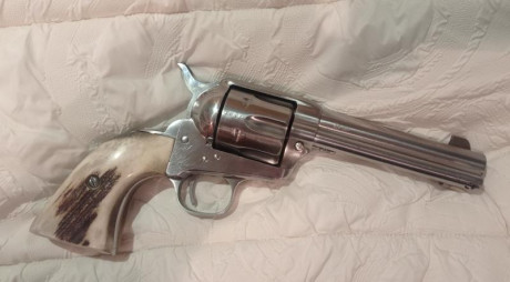 Vendo revolver Uberti 1873 calibre  45 LC.
En acero inoxidable. 5'' de cañón.
Guiado en F.
Con dos juegos 01