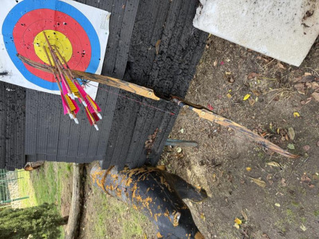 Vendo arco ZURDO “BLAC WIDOW” PSA x 42” a 28. Madera ébano color blanco y negro, con otro juego de tornillo 10