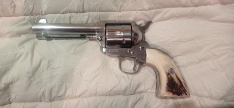 Vendo revolver Uberti 1873 calibre  45 LC.
En acero inoxidable. 5'' de cañón.
Guiado en F.
Con dos juegos 11