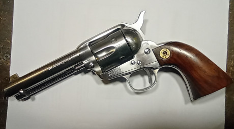 Vendo revolver Uberti 1873 calibre  45 LC.
En acero inoxidable. 5'' de cañón.
Guiado en F.
Con dos juegos 10