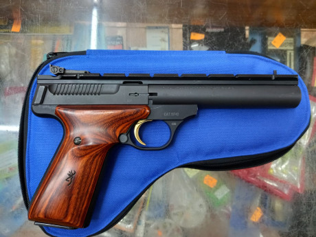 Pues haciendo caja y cupo
Vendo este arma prácticamente nueva, poquísimos tiros, va con su maletín original 02