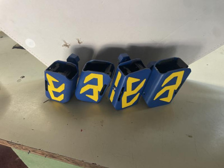 En venta 4 porta cargadores doble alpha racer x están pintados en cerakote azul entregó otro juego de 01