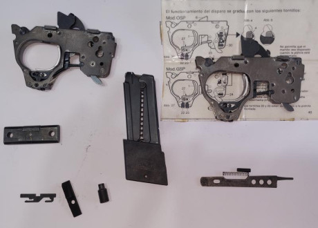 Tengo dos disparadores antiguos de la Walther GSP del 32 (funcionan perfectamente). 
También un cargador 00
