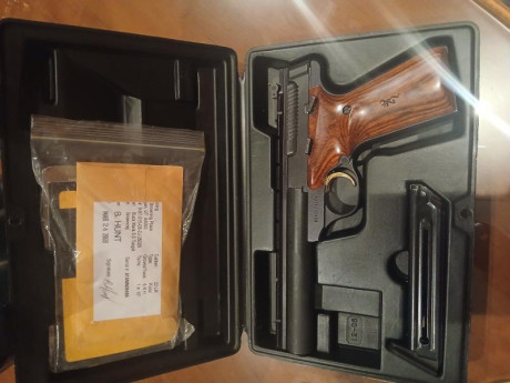 Pues haciendo caja y cupo
Vendo este arma prácticamente nueva, poquísimos tiros, va con su maletín original 20