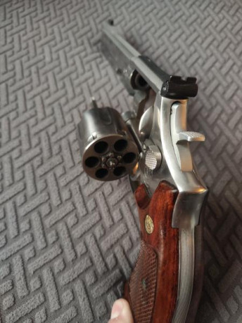 Vendo ambos revólveres. 
Revolver 686 calibre 357 Magnum 
Revolver k-14 masterpiece calibre 22lr 
Se venden 30