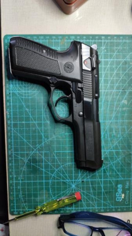 Estimados, pongo a la venta una pistola LLAMA M-82 con su caja original, obviamente en 9pb. 
El arma apenas 01