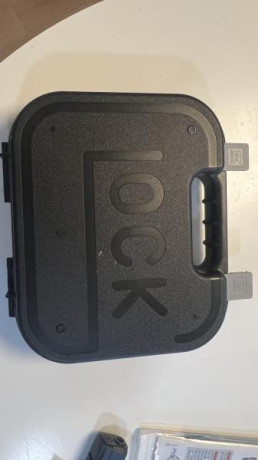 Vendo mis armas:

Glock 17 5ª Generación muy poco uso. Perfecta de todo. Caja, accesorios y manual, originales. 00