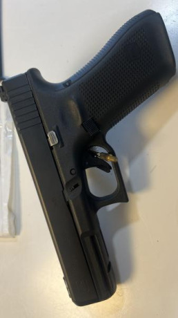 Vendo mis armas:

Glock 17 5ª Generación muy poco uso. Perfecta de todo. Caja, accesorios y manual, originales. 11