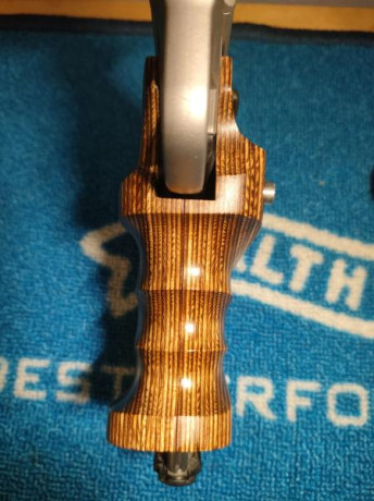 Pongo en venta estas cachas para Smith wesson VICTORY 22 lr. De la firma volquartssen 
90€ más envío 02