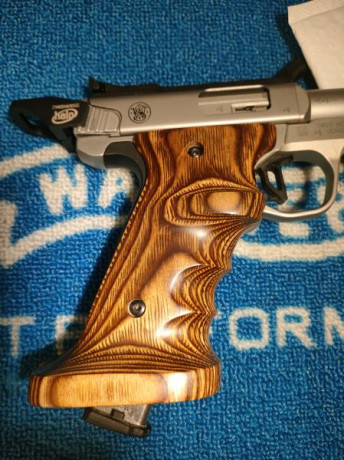 Pongo en venta estas cachas para Smith wesson VICTORY 22 lr. De la firma volquartssen 
90€ más envío 01