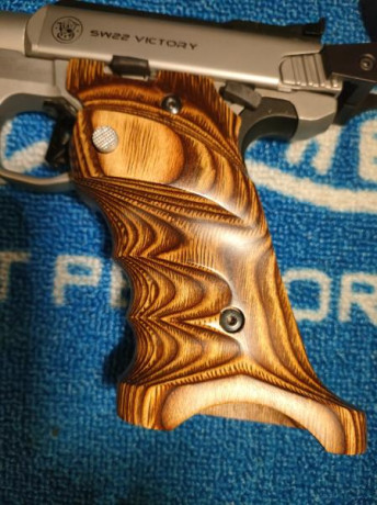 Pongo en venta estas cachas para Smith wesson VICTORY 22 lr. De la firma volquartssen 
90€ más envío 10