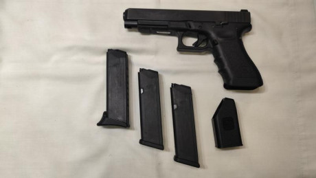 Vendo pistola Glock 34 Gen3, calibre 9x19 Parabellum, guiada en F,  con algunos accesorios para IPSC:

 20