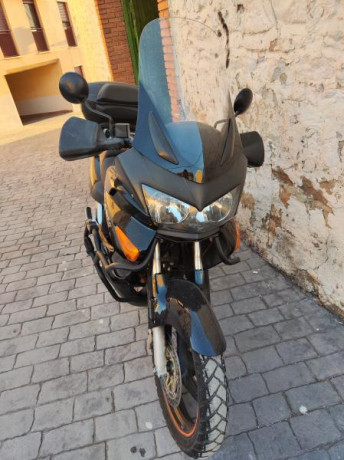 Vendo Honda Varadero 1000 del 2007.
Tiene 50000km y recientemente se le ha hecho el mantenimiento.
Defensas 51