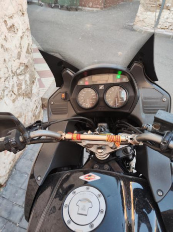 Vendo Honda Varadero 1000 del 2007.
Tiene 50000km y recientemente se le ha hecho el mantenimiento.
Defensas 50