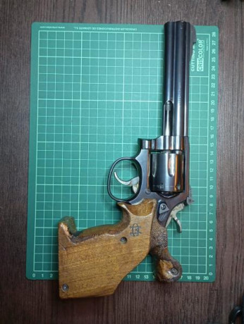 Buenos dias. 
Vendo revolver Smith&Wesson Modelo K14-6, de los años 90.
Guiado en F
Con cachas Morini, 02