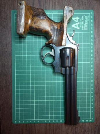 Buenos dias. 
Vendo revolver Smith&Wesson Modelo K14-6, de los años 90.
Guiado en F
Con cachas Morini, 00