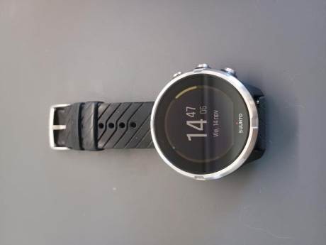 Reloj para montaña y atletismo, trail running, gimnasio, etc Suunto 9. Pantalla y armis impoluta , sin 02