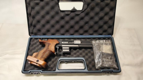 Vendo pistola Pardini SP, calibre 22LR, guiada en F, detalles adicionales:
   - Estuche Pardini
   - Funda 00