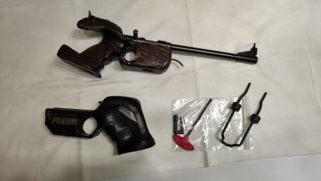 Vendo pistola Pardini, calibre 22LR, guiada en F, para tiro libre 50m:

   - Tiene un estuche no original 22