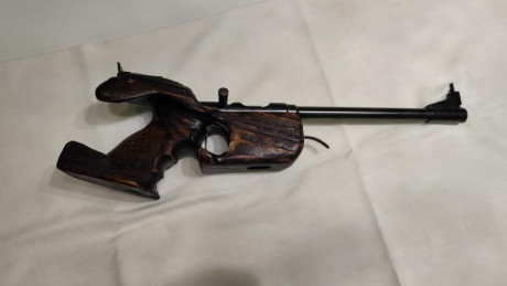 Vendo pistola Pardini, calibre 22LR, guiada en F, para tiro libre 50m:

   - Tiene un estuche no original 21