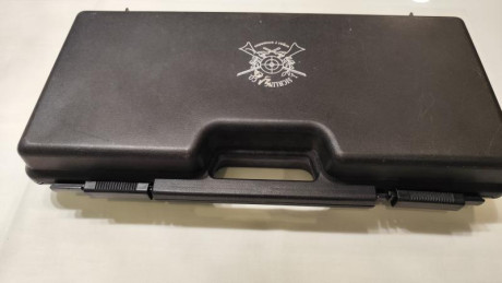 Vendo revolver S&W mod 586 6", calibre .357 magnum, guiada en F:
   - Estuche duro no original
 02