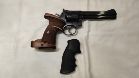 Vendo revolver S&W mod 586 6", calibre .357 magnum, guiada en F:
   - Estuche duro no original
 00