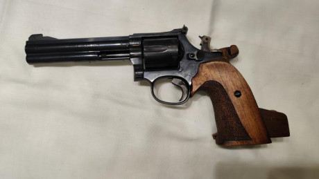 Vendo revolver S&W mod 586 6", calibre .357 magnum, guiada en F:
   - Estuche duro no original
 11
