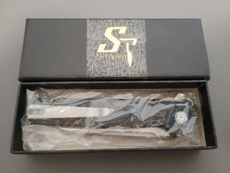 Navaja Sitivien ST135, acero D2, cachas de G10, apertura suave por flipper y rodamientos. Ajustes perfectos. 02