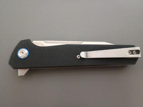 Navaja Sitivien ST135, acero D2, cachas de G10, apertura suave por flipper y rodamientos. Ajustes perfectos. 01