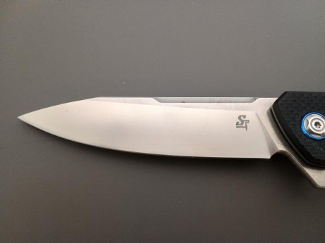 Navaja Sitivien ST135, acero D2, cachas de G10, apertura suave por flipper y rodamientos. Ajustes perfectos. 12
