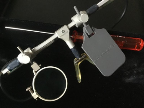 Vendo gafas de tiro Champion junior: montura, aro, tapaojos, llave allen y caja de transporte. Precio 01