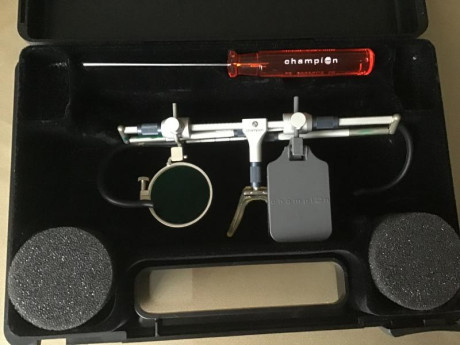 Vendo gafas de tiro Champion junior: montura, aro, tapaojos, llave allen y caja de transporte. Precio 00