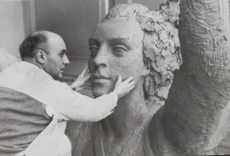  EN RECUERDO Y HOMENAJE A LOS QUE YA NO ESTÁN. 

Si pones en  GOOGLE    PASAPORTES EN LA MEMORIA   da 40