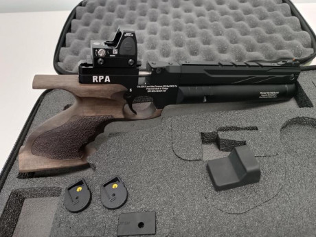 Pistola diseñada con potencia de 12 julios y velocidad de 157 m/s.
Incluye sistema de carga rotativo de 01