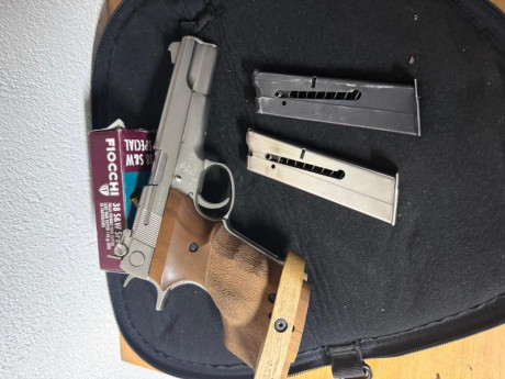   Se vende pistola Smith and Wesson 52-2, calibre 38 wadcutter  

- Cachas anatómicas (también se darían 01