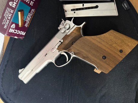   Se vende pistola Smith and Wesson 52-2, calibre 38 wadcutter  

- Cachas anatómicas (también se darían 00