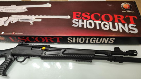 Vendo escopeta de corredera marca Hatsan Escort MP.
Modelo táctico con cañon de 18.5 pulgadas (47 cm) 01