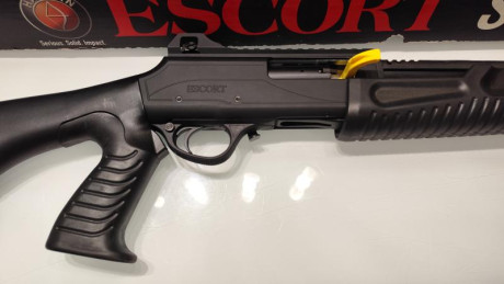 Vendo escopeta de corredera marca Hatsan Escort MP.
Modelo táctico con cañon de 18.5 pulgadas (47 cm) 10