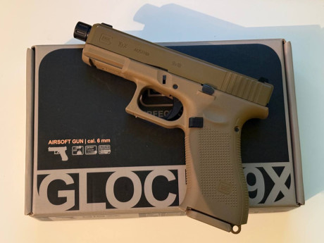 Pistola Glock 19x de Airsoft, accionada por gas, con sistema Blowback de la marca Umarex, como extras 01