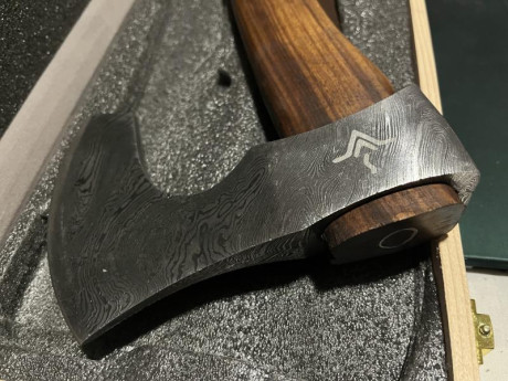 Hola compañeros 
Pues en este caso vendo hacha vikinga Vidar nueva sin estrenar.
110 eur y el envío se 00