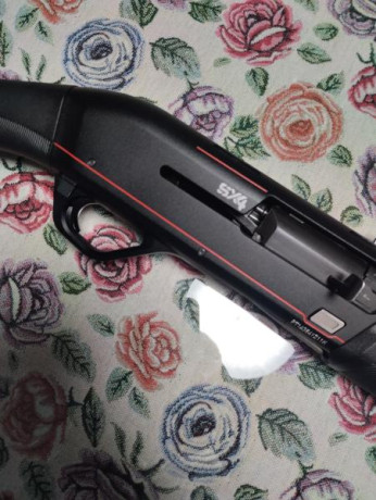 Hola vendo escopeta semiautomática winchester sx4 black red en estado impecable,con menos de un cajón 02