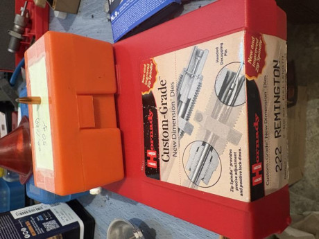 Juego de dies 
Aparte incluyó un die Neck sizer
Incluyó 200 puntas Hornady Sp 50 grains
Incluyó 60 puntas. 00