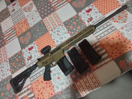 Buenas vendo escopeta UTAS XTR12 en color bronce con 3 cargadores con capacidad de 5 cartuchos 2 y uno 02