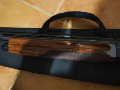 Vendo Benelli centro crío con cañón de 71cm y sus 5 chokes. La escopeta está en perfecto estado, salvo 12