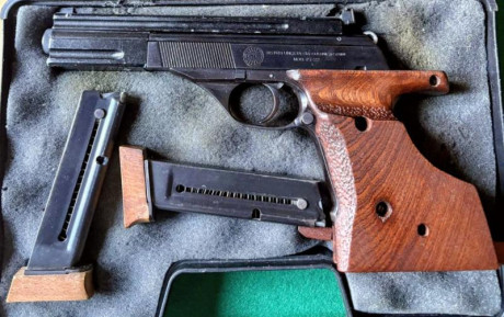 Se vende Astra TS 22, con cacha anatómica, dos cargadores y maletín de transporte. Se puede ver y probar 01