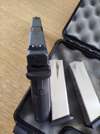 Pistola de 9x19 en 5". Está en muy buen estado. Arma muy fiable sin interrupciones. En su caja con 00